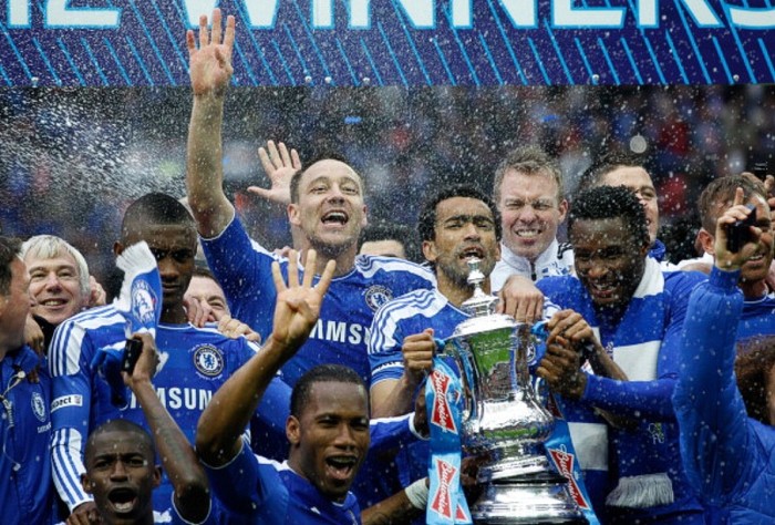 5/5/2012 – Chiếc cúp FA được trao cho Chelsea sau chiến thắng kịch tính 2-1 trước Liverpool tại Wembley.